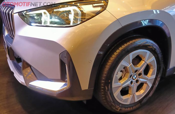 Headlamp berteknologi adaptive LED, bumper depan dengan aksen frozen silver dan L Shape BMW X1 sDrive xLine 2023