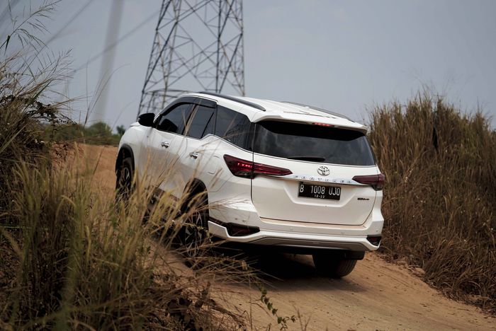 Toyota Fortuner 4x4 dibekali fitur Hill Start Assist dan Downhill Assist Control