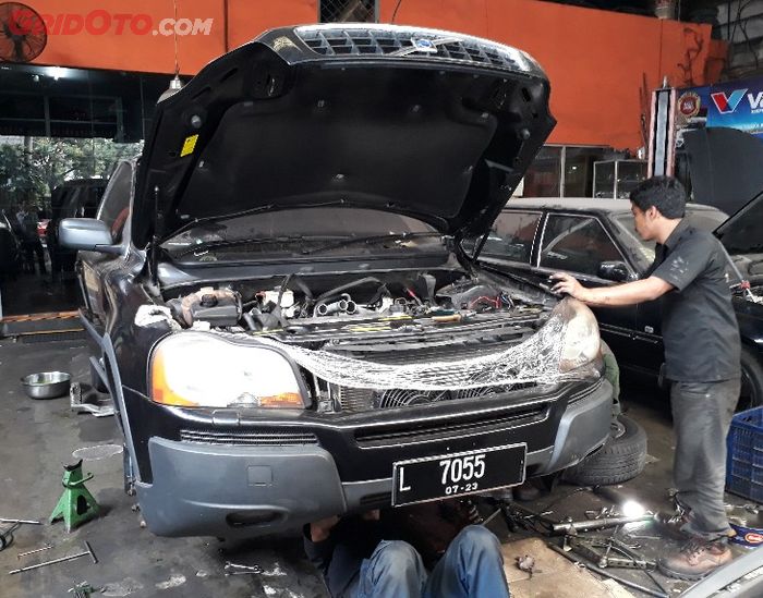 Volvo XC90 yang tengah diperbaiki di bengkel Vota Motor