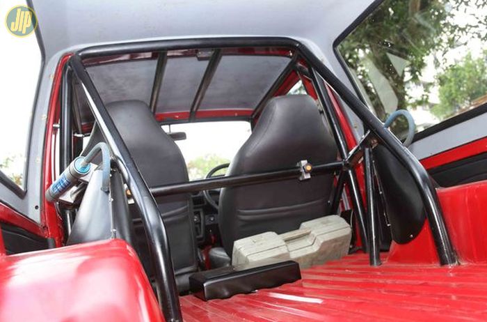Suzuki Jimny LWB ini dipasangi roll bar yang sekaligus dudukan sokbreker King Shock ByPass.