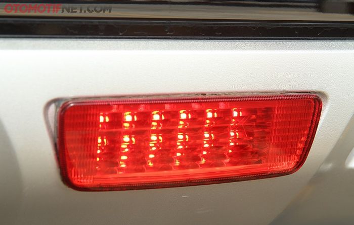 Lampu rem tambahan di bumper belakang pakai punya Outlander Sport nih!