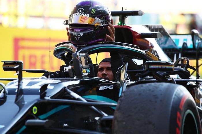 Rem mobil Lewis Hamilton sempat keluar asap cukup banyak di F1 Mugello, Italia (13/09/2020)