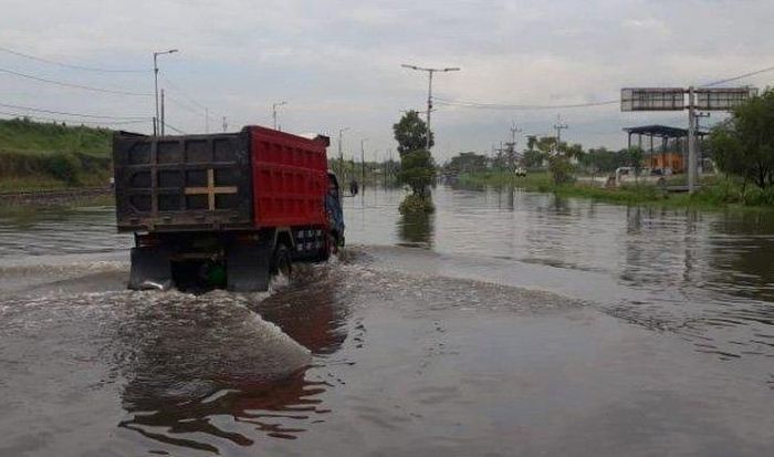 Sebuah truk menerobos banjir yang merendam jalan raya Porong, Sidoarjo, Senin (29/4/2019) 