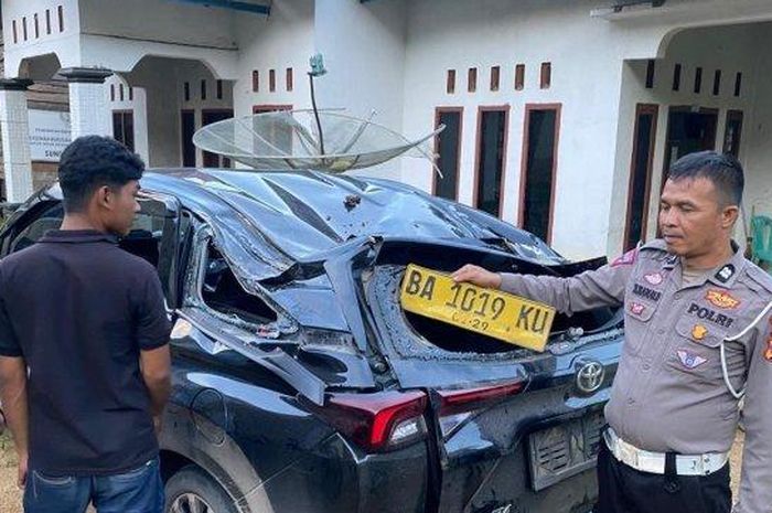 Toyota Avanza ringsek bagian belakang usai digebrak pohon tumbang hingga renggut 1 nyawa