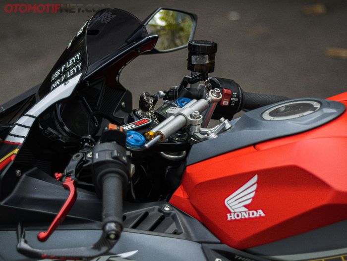 Setang Honda CBR250RR makin stabil setelah penggunaan steering damper Ohlins