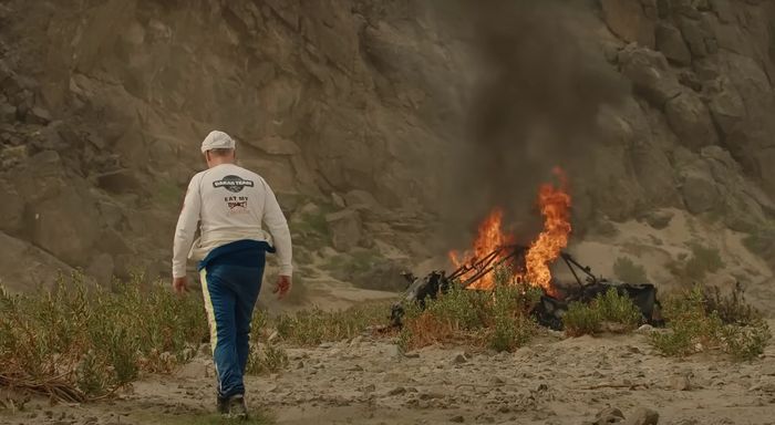 Sebuah mobil terbakar habis di etape 1 Reli Dakar 2023