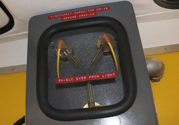 VW Kombi 'DeLorean' ini punya tiruan flux capacitor, alat untuk menjelajah waktu