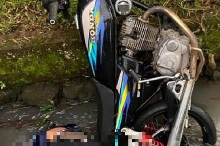 Honda GL Pro ditemukan nungging di parit dengan kondisi ada jasad di sampingnya
