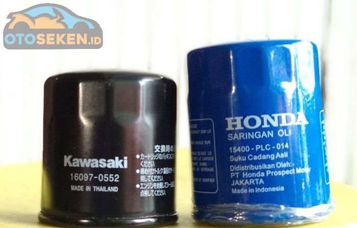 Perbandingan filter oli Kawasaki Ninja 250 FI (kiri) dengan filter oli Honda Jazz (kanan)