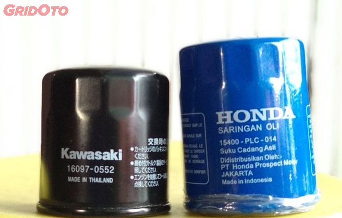 Perbandingan filter oli Kawasaki Ninja 250 FI (kiri) dengan filter oli Honda Jazz (kanan)