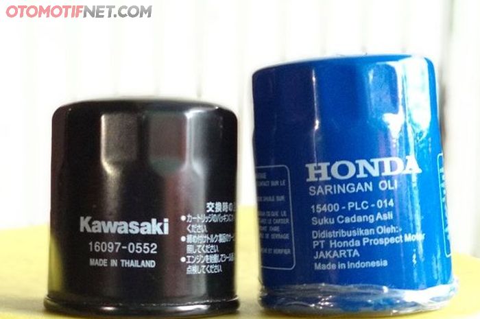 Perbandingan filter oli Kawasaki Ninja 250 FI (kiri) dengan filter oli Honda Jazz (kanan)