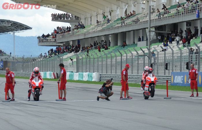 GridOto.com sempat menyaksikan aksi Randy Mamola dan pembalap lain yang mengajak penonton merasakan kenangnya motor MotoGP di sirkuit Sepang, Malaysia