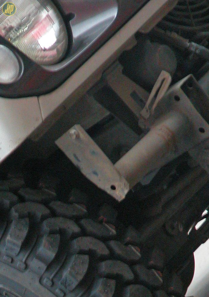 Bagian ujung sasis Jimny SJ410 harus dipotong dahulu untuk memasukkan pipa.  