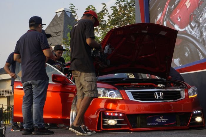 Dalam acara Intersport Auto Show 2019, mobil peserta wajib dinilai juri secara langsung di depan panggung