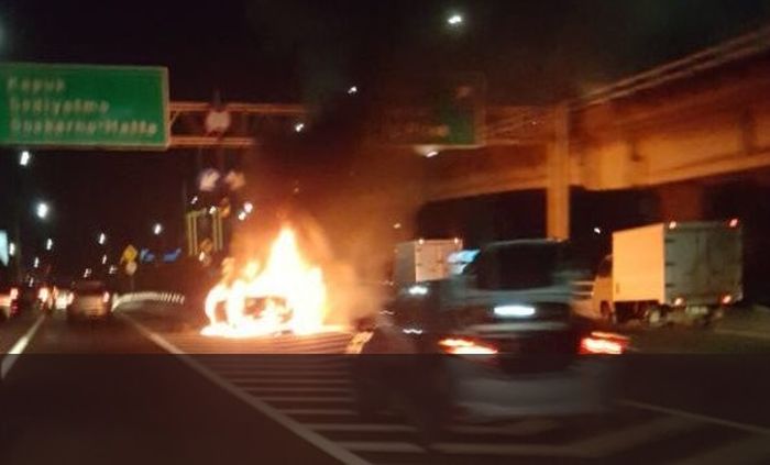 Ilustrasi. Taxi terbakar setelah menghantam pembatas alan tol