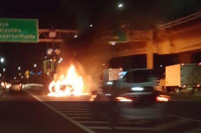 Taxi terbakar setelah menghantam pembatas alan tol