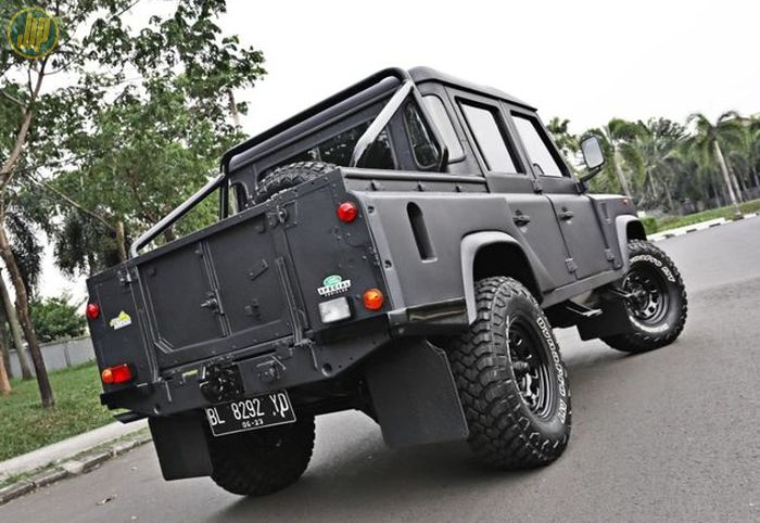 Land Rover Deender ini semakin gagah setelah dipasangi body kit ala Kahn.