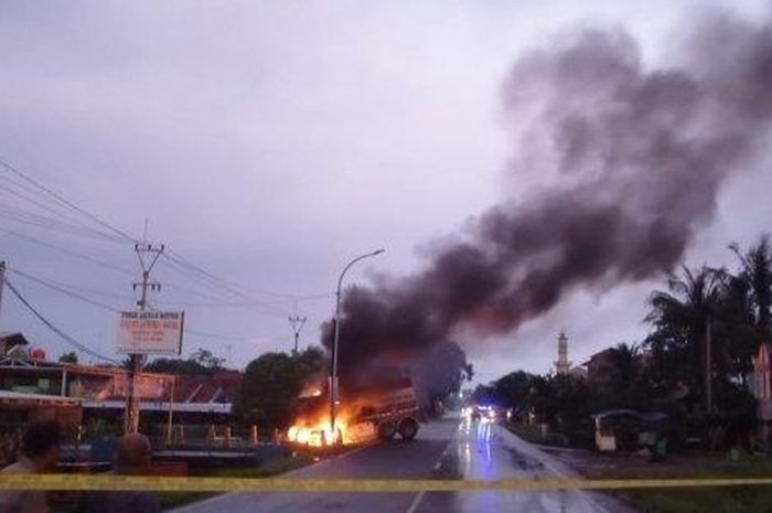 Truk tangki BBM Pertamina terbakar usai seruduk dua motor di Jl Kertajati, Majalengka, Jawa Barat