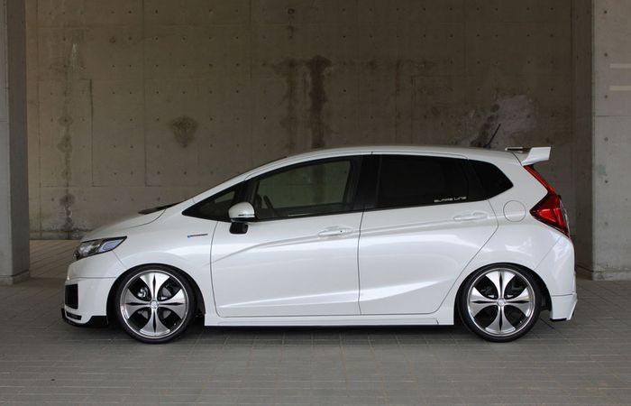 Modifikasi Honda Jazz GK5 pakai pelek edisi J-Spider ukuran 18 inci