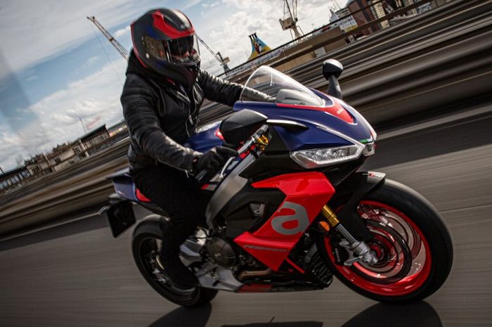 Aprilia boyong duet sportbike menengah RS 660 dan Tuono 660 ke Indonesia, harganya mulai Rp 600 jutaan.