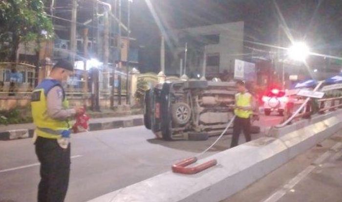 Polisi olah TKP Toyota Kijang Innova dibikin jumpalitan mahasiswa di flyover simpang Polda Sumsel