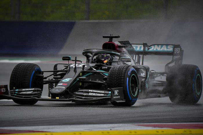 Berhasil meraih pole position, Lewis Hamilton menyebut hujan membuat sesi kualifikasi F1 Stiria jadi lebih menantang