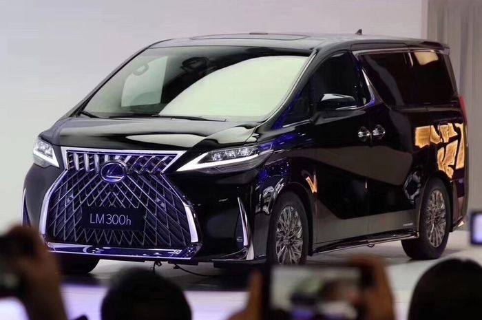 Wujud asli Lexus LM300h kembaran Toyota Alphard