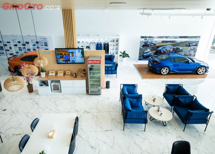 Ruang tunggu di dealer Plaza Subaru Kebon Jeruk, Jakarta Barat.
