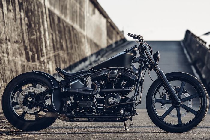 Harley-Davidson Softail Cross Bones custom besutan Rough Crafts