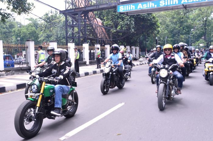 Presiden Jokowi menaiki motor custom-nya menghadiri deklarasi Jabar Kondusif
