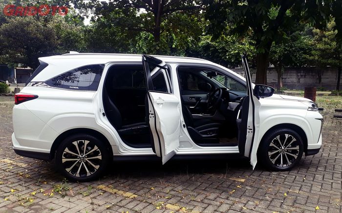 Penampakan Toyota Veloz tim GridOto pasang double jok elektrik BMW