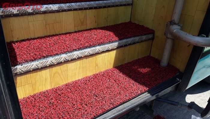 karpet coilmats lansiran Comfort Carpet terpasang rapi di bus wisata Kramat Djati