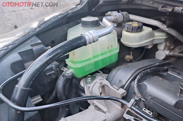 tabung reservoir air radiator di mobil bekas jangan sampai kepenuhan (foto ilustrasi)