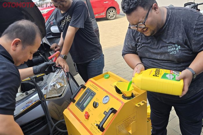 Proses memasukan coolant baru ke dalam mesin flushing radaitor