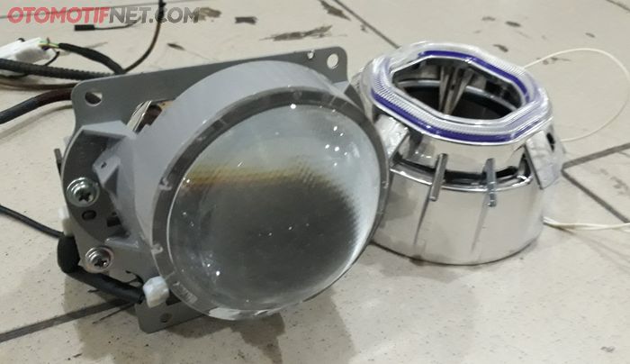 Lampu proyektor Fortuner VRZ dengan dudukannya