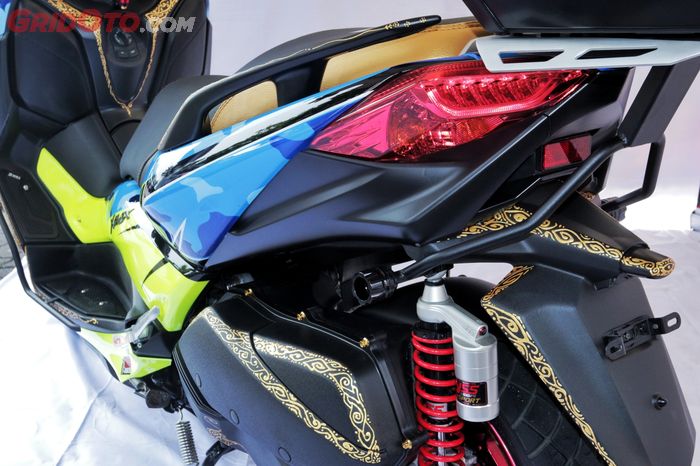 detil pengerjaan batik dengan cat timbul ini hampir menyeluruh di seluruh bodi Yamaha XMAX