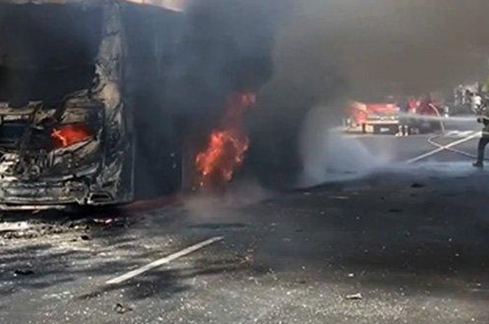 Bus Pariwisata terbakar di jalan Solo-Jogja, Sanggung, Gatak, Sukoharjo
