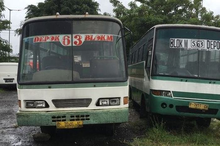 Dua bangkai kopaja di pelelangan besi tua jadi kiloan