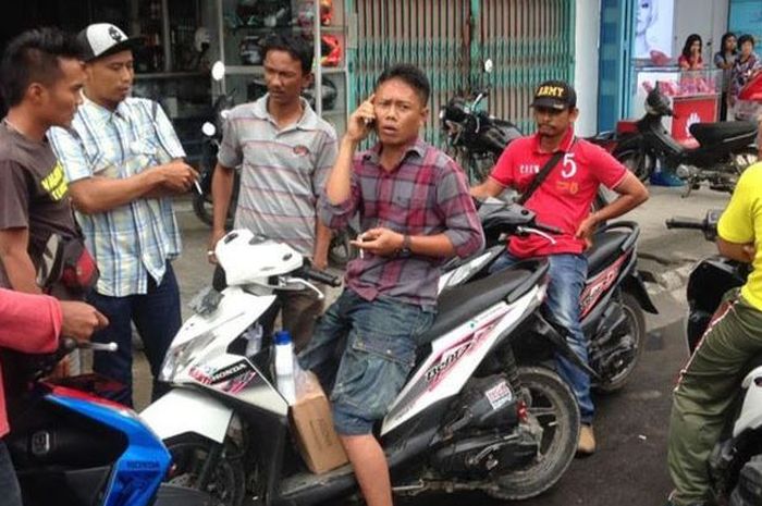 Ilustrasi Debt collector mau merampas motor dari debitur