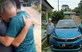 Dibelikan Mobil Baru oleh Anaknya, Seorang Ayah Menangis Tersedu-sedu
