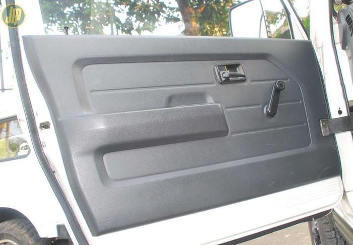 Jika beruntung, pintu copotan Suzuki Jimny JDM bisa dapat komplit dengan door trim plastiknya.