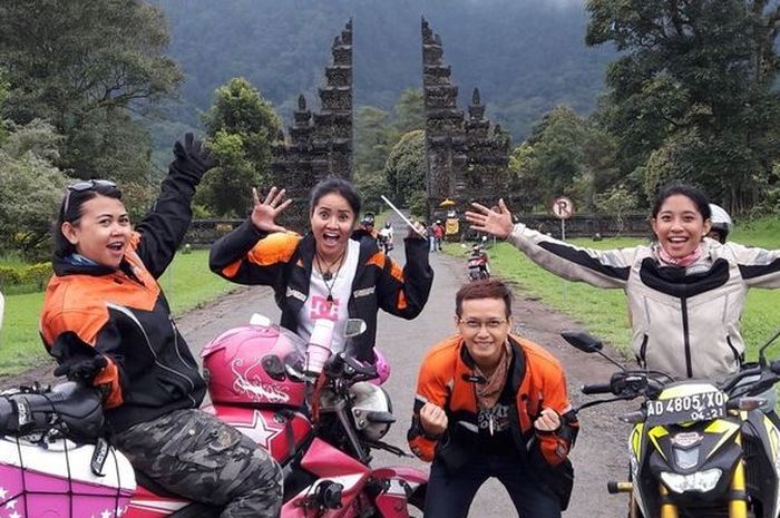 Jojo dan lady biker lain saat touring menuju Nusa Tenggara Barat.