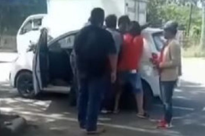 Surabaya geger, seorang pemilik mobil dianiaya dan dirampas kendaraannya oleh gerombolan debt collector