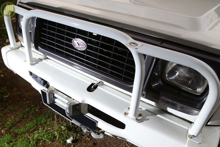Bumper standar Daihatsu Rocky cukup ditambahi bull-bar dan winch. 