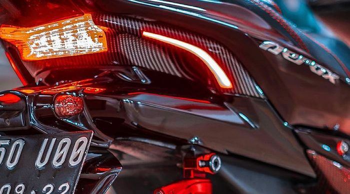 Yamaha Aerox custom lampu belakang alis DRL merah
