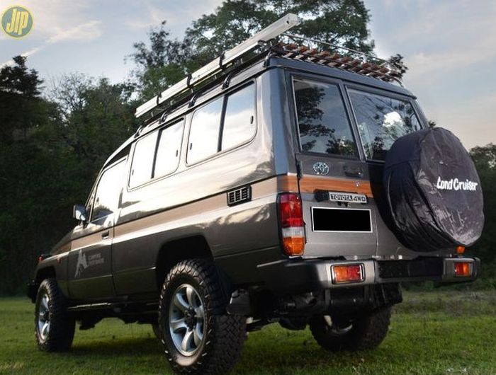 Tidak lupa dilengkapi awning pada sisi kiri Land Cruiser 70 Series ini.