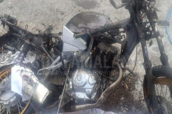 Honda Tiger Revo yang terbakar usai terjang truk di Duduk Sampeyan, Gresik, Jawa Timur,  Kamis (19/8/2020).