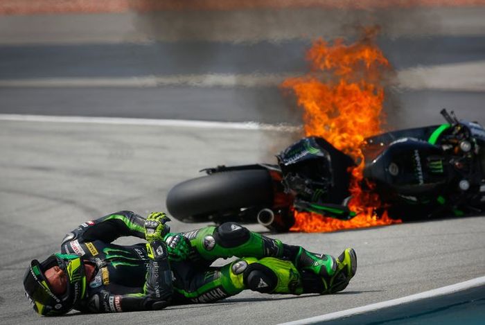 Di ajang balap MotoGP, terkadang kecelakaan bisa menyebabkan motor pembalap terbakar