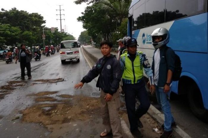 Imbas kebocoran oli bus Transjakarta di depan satpas Sim Jalan Daan Mogot, mengakibatkan jalan licin