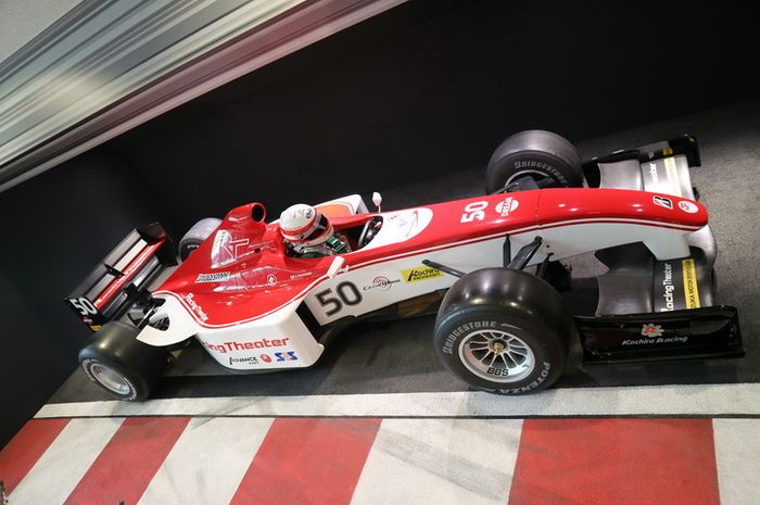 Display mobil balap formula di Racing Theater, Suzuka